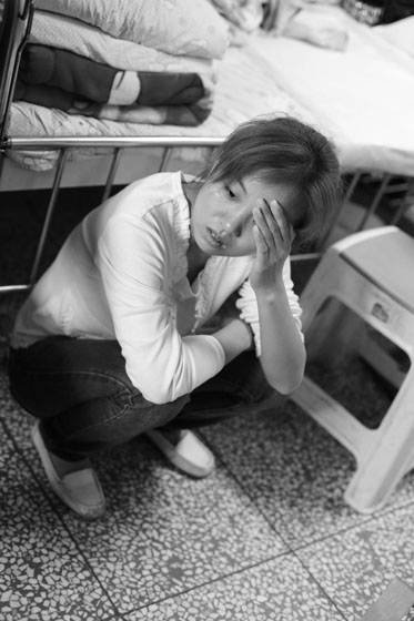 女兒熟睡之后，媽媽總會一個人想很多，女兒的病情、巨額的醫(yī)療費(fèi)用時刻充斥著她的大腦，年輕的媽媽在這種情境下變得憔悴了很多，她不知道小彬嫻什么時候會好起來，帶著她穿梭在小公園里看著她稚嫩的笑。