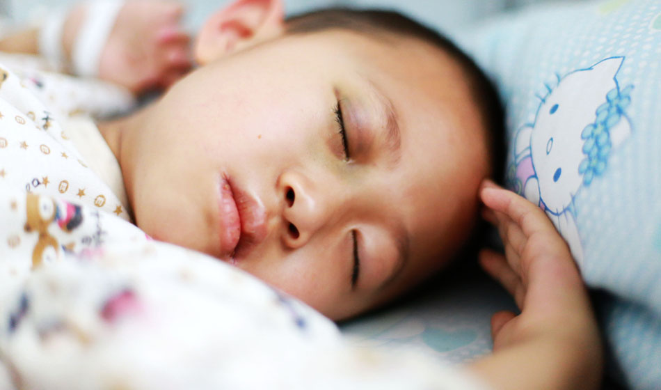 小彬嫻眼部、嘴部、脖子等出血點(diǎn)致使她無法吃硬東西，不小心劃破一下對她就是最大的損失，每個人都在保護(hù)著她，包括幼小的她自己。