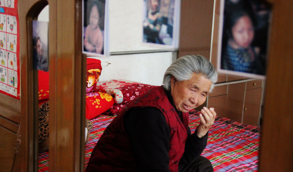 小彬嫻80歲的老奶奶每天在家祈禱小彬嫻早日回來?！袄夏棠套钣H”這是小彬嫻對“誰最親”這個問題最多的回答，小彬嫻和老奶奶就像是一對好朋友，兩個人在一起總是歡聲笑語。而現(xiàn)在，老奶奶每天看著鏡子前的小彬嫻的照片就會淚流滿面。