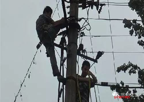 8月8日下午，邯臨路與高鐵橋交匯處北行200米燕莊村一名電工被困在電線桿上，急需救援。接到報(bào)警的邯鄲消防華澤路中隊(duì)立即趕赴現(xiàn)場(chǎng)，消防官兵到達(dá)現(xiàn)場(chǎng)后，經(jīng)了解得知，該男子是一名電工，在電線桿上作業(yè)時(shí)不慎被電擊傷，意識(shí)清醒，但其右腿和右臂無(wú)法用力，導(dǎo)致無(wú)法從電線桿上下來(lái)。消防官兵經(jīng)過(guò)半個(gè)小時(shí)的緊張營(yíng)救，最終將被困男子成功救下，并由現(xiàn)場(chǎng)120醫(yī)務(wù)人員送往醫(yī)院進(jìn)行救治。