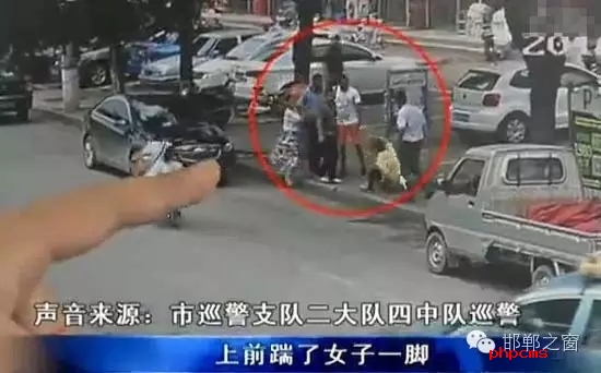 8月5日，市巡警支隊(duì)二大隊(duì)四中隊(duì)巡警在水廠路上巡邏時(shí)，突然一名神色慌張的男子攔下了警車(chē)，男子向巡警說(shuō)他的愛(ài)人被打了。巡警立即查看情況，發(fā)現(xiàn)一名約30歲的女子手捂腹部倒在便道上，巡警立即撥打了110和120。經(jīng)了解得知，受傷女子于某某已懷有兩個(gè)月身孕，于某某的丈夫與男子有經(jīng)濟(jì)糾紛，當(dāng)天男子找于某某的丈夫要錢(qián)，結(jié)果起了爭(zhēng)執(zhí)。巡警從醫(yī)院了解到于某某不幸流產(chǎn)。