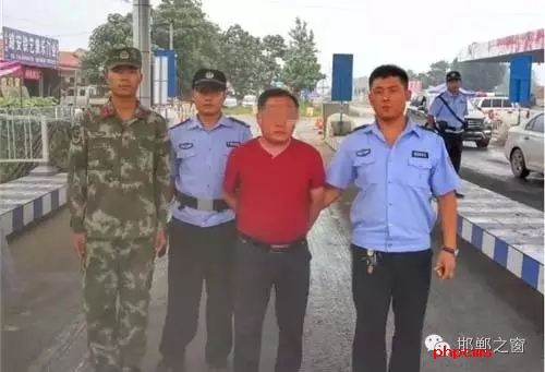8月8日13時(shí)許，邯鄲大名李茂堤警務(wù)站民警，在一輛南樂(lè)開(kāi)往龍王廟的公共汽車(chē)上，查獲一名無(wú)身份證男子。該男子自稱(chēng)是龍王廟鎮(zhèn)人，在民警詢(xún)問(wèn)下又改口稱(chēng)是孫甘店鄉(xiāng)人，閃爍其詞、神色慌張。經(jīng)調(diào)查該男子叫朱某。于7月7日，在大名縣人民法院判決的一起民間借貸糾紛案中，犯罪嫌疑人朱某拒不履行法院判決。7月13日，大名縣公安局依法將該朱上網(wǎng)追逃。