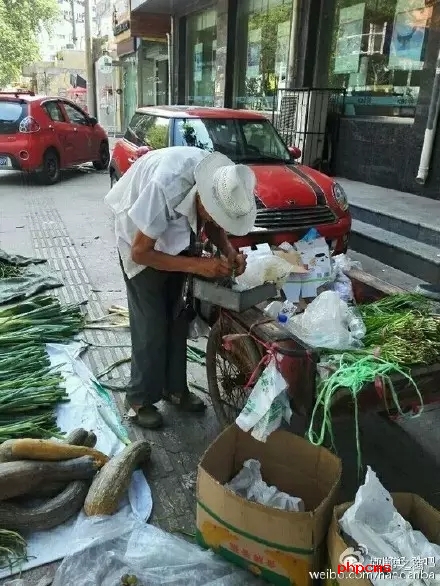 網(wǎng)友爆料：八十三歲，本該在家頤養(yǎng)天年，然而在光明大街水院路口卻有一位爺爺在酷暑烈日當(dāng)下賣菜和葡萄，如果有住在附近的小伙伴們，如果你正好想買菜，買葡萄，不妨去看看。