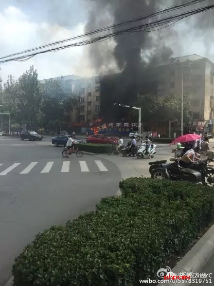 網(wǎng)友爆料：8月11日，邯鄲中華南大街和學(xué)院北路交叉口東南角，一飯店起火，消防官兵接警后緊急救援，目前起火原因不明。大家一定要注意用電用煤氣安全。