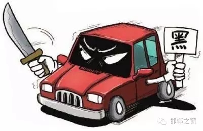 8月3日上午，公交分局接群眾報(bào)警稱，在汽車西站搭乘一輛白色奧拓(黑出租車)時(shí)，被該車司機(jī)持刀搶劫2600元。公交分局迅速組織警力現(xiàn)場(chǎng)勘查、走訪調(diào)查、調(diào)取天網(wǎng)監(jiān)控視頻、尋找嫌疑人蹤跡，經(jīng)大量工作，于次日凌晨6時(shí)許，辦案民警在復(fù)興區(qū)大乘寺附近發(fā)現(xiàn)嫌疑人的活動(dòng)蹤跡。經(jīng)縝密布控，辦案民警在火車站一舉將犯罪嫌疑人張某某抓獲，犯罪嫌疑人張某某對(duì)持刀搶劫乘客的犯罪事實(shí)供認(rèn)不諱。