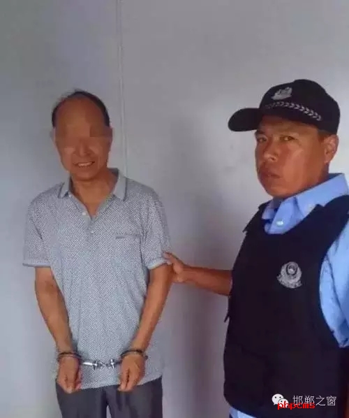 8月9日6時(shí)許，邯鄲大名鋪上高速口檢查站執(zhí)勤民警對(duì)一輛白色捷達(dá)車進(jìn)行安檢時(shí)，車上一名男乘客自稱忘帶身份證，民警遂讓該男子提供其身份證號(hào)。經(jīng)核查，該男子為許某良，系涉嫌保險(xiǎn)詐騙網(wǎng)上逃犯。該許于5月31日，騙取國(guó)家養(yǎng)老保險(xiǎn)金12萬(wàn)余元，被魏縣公安局網(wǎng)上追逃。