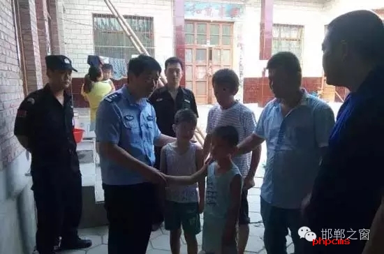 8月11日上午，邯鄲館陶縣公安局指揮中心接到報(bào)警，柴堡鎮(zhèn)劉村李某因欠柴堡鎮(zhèn)武張屯村李某某錢(qián)款，李某某將李某的兩個(gè)兒子（一個(gè)10歲，一個(gè)8歲）拘禁。民警迅速趕到現(xiàn)場(chǎng)，發(fā)現(xiàn)李某家街門(mén)被反鎖，民警登上盤(pán)梯與嫌疑人談話，穩(wěn)定其情緒，做其思想工作，當(dāng)日下午17時(shí)20分許，兩個(gè)小男孩被成功解救。