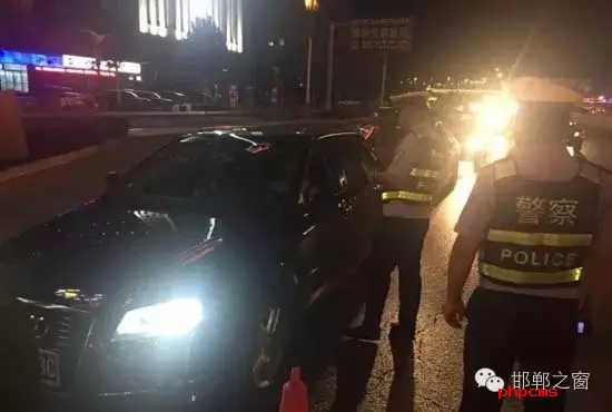 為保證奧運(yùn)期間有一個(gè)良好的道路交通環(huán)境，針對(duì)疲勞駕駛、酒后駕駛等違法行為，邯鄲交警六大隊(duì)組織開(kāi)展集中整治酒駕、醉駕專(zhuān)項(xiàng)行動(dòng)。8月10日，交警六大隊(duì)出動(dòng)警力130余名，出動(dòng)警車(chē)15輛，設(shè)置執(zhí)勤卡點(diǎn)17處，從20時(shí)起至23時(shí)，在大隊(duì)轄區(qū)內(nèi)查獲了18個(gè)“酒鬼”以及涉牌涉證違法行為21起。當(dāng)晚，在中華大街水廠路口，有一輛車(chē)為了逃避檢查，還試圖倒車(chē)逃跑。