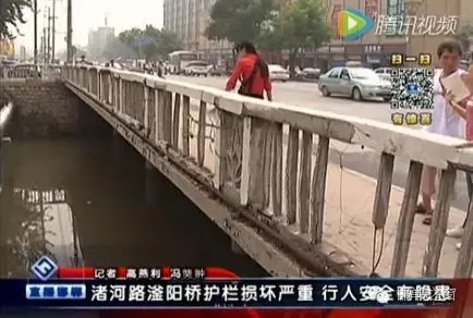 最近住在渚河路滏陽(yáng)橋附近的居民們反映，說(shuō)滏陽(yáng)橋護(hù)欄破損嚴(yán)重，每次從橋上通過(guò)時(shí)，都提心吊膽，附近居民為了安全，用繩子簡(jiǎn)單的進(jìn)行圍擋。