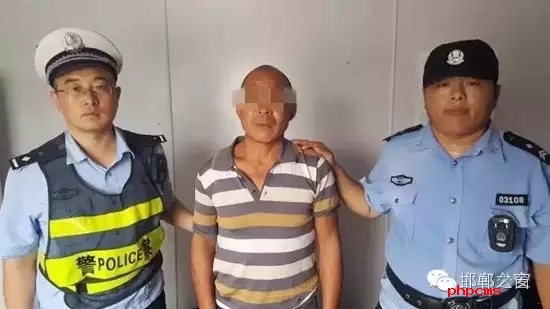 8月12日9時許，邯鄲大名鋪上高速口檢查站執(zhí)勤民警在對一輛由魏縣開往北京客車進(jìn)行安檢時，發(fā)現(xiàn)一名網(wǎng)上逃犯。經(jīng)核查，該男子為王某平，系涉嫌濫伐林木網(wǎng)上逃犯。該王于今年3月份在未有辦理《林木采伐許可證》的情況下，亂砍濫伐林木97棵。