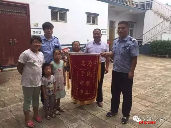8月份，雞澤縣局店上派出所在開展入戶訪查工作中了解到，2011年，浮東三村村民孟某與外地女子唐某（云南省昭通市人）結(jié)婚，戶口沒有遷移，因是二婚，妻子唐某帶有的三個孩子也跟隨孟某生活，三個孩子均沒有戶口。不幸的是，其妻子唐某在2015年年底因車禍死亡，三個孩子無法取得醫(yī)學(xué)證明，就一直未能申報戶口。民警在獲悉此情況后，主動上門對這3個無戶口孩子進(jìn)行入戶調(diào)查，經(jīng)過一周的緊張工作，雞澤縣局店上派出所會同縣局戶政股為這3個孩子解決了戶口問題，最終將3個孩子的戶口頁交到孟某手中。