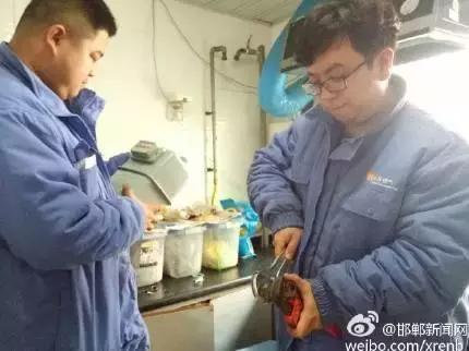 2月28日，邯鄲華潤燃氣公司工作人員對我市叢臺花園，滏新家園等燃氣用戶進行安檢，截止目前，該公司已入戶安檢21938戶，發(fā)現(xiàn)隱患并整改1564戶。根據(jù)相關(guān)規(guī)定，燃氣經(jīng)營企業(yè)每兩年需對所管轄范圍內(nèi)的燃氣用戶進行一次入戶安全檢查工作，其目的是查找安全隱患，確保用戶安全用氣。
