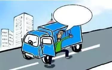 2月27日凌晨，邯鄲市一名男子套用其表哥A2駕駛證信息駕駛大貨車進入市區(qū)，沒成想因為嘴角的一顆痣被交警看出破綻，不僅被公安機關(guān)依法行政拘留了15天，而且被罰款1500元。在事實面前，駕駛?cè)瞬坏貌怀姓J自己無證，試圖用表哥的駕駛證蒙混過關(guān)。